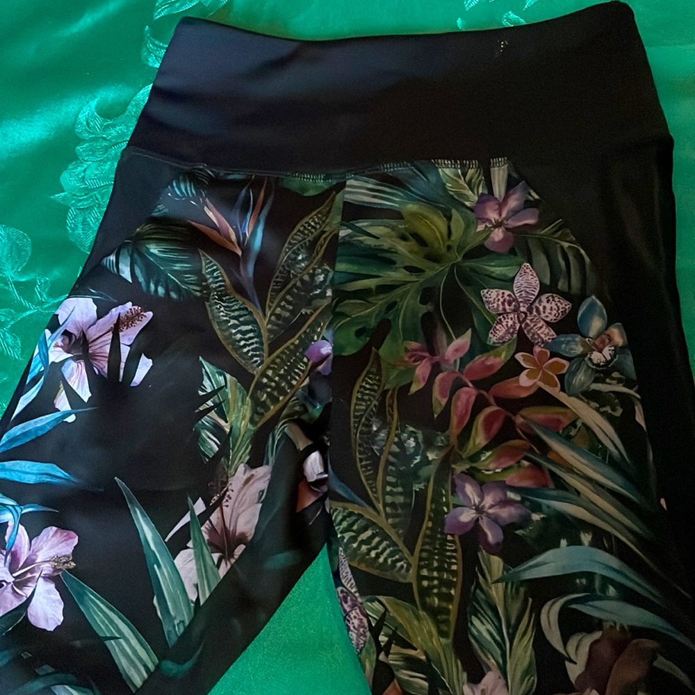 Noli Yoga high Rise Tropical Print Crops with Black Shine Insert